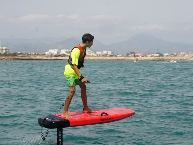 Alumno aprendiendo a volar en eFoil