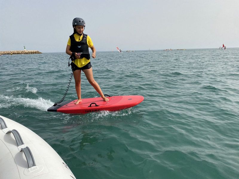 Alumna en su primera sesión de eFoil, con casco y chaleco