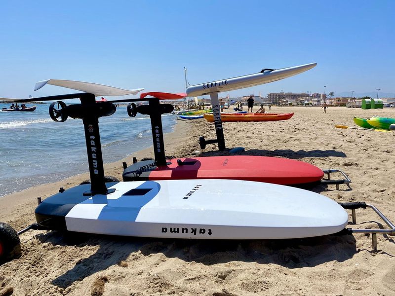 Tablas de eFoil preparadas en la playa
