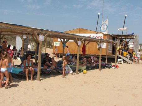 Pérgola y tumbonas en la playa: Tumbona3