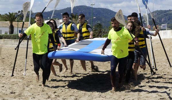 Escolares haciendo paddle surf en la orilla