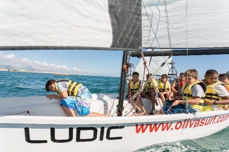 Barcos de vela ligera de la escuela navegando frente a Oliva